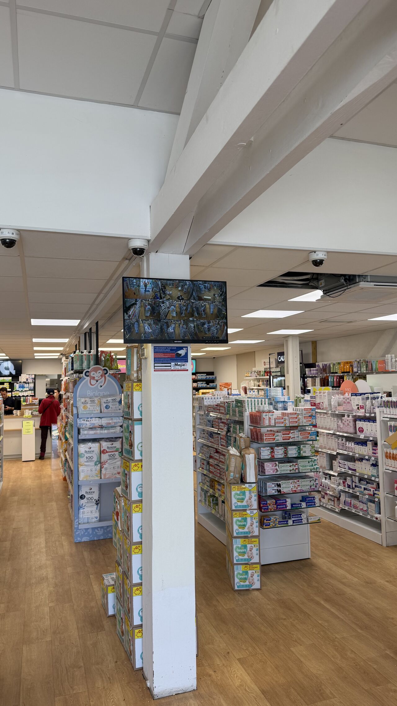 Installation de caméras Hikvision au plafond d'une pharmacie