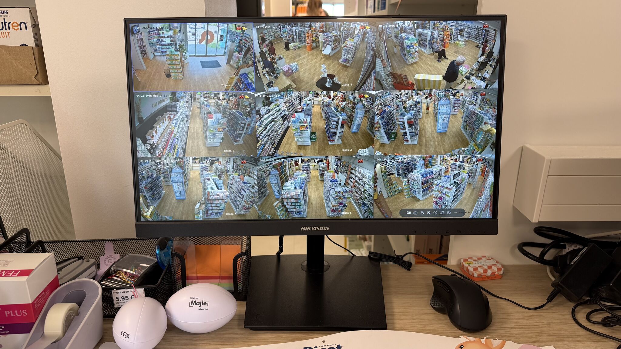 Écran de supervision Hikvision affichant les 9 caméras de la pharmacie